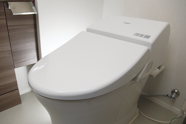 Toilet.  [Washlet-integrated toilet] Toilet of low silhouette drop efficiently dirt in the water flow of the tornado cleaning and borderless shape, such as sow the vortex. The remote control is installed on the wall, Also it is equipped with auto-flush feature  ※ Time of seating sensor reaction only (same specifications)