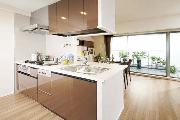 Kitchen.  [kitchen] Bright and comfortable kitchen, Also deepens face-to-face family ties. Facilities are also provided, such as dish washing and drying machines and disposer (C1 type model room)