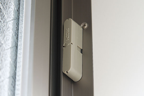 Security.  [Opening and closing sensor] Entrance door of all dwelling units ・ Installation opening and closing sensor in the window (except FIX part). When the opening and closing sensor detects an abnormal, An alarm sounds in the intercom, Control room ・ This is a system that is automatically reported to the security company (same specifications)