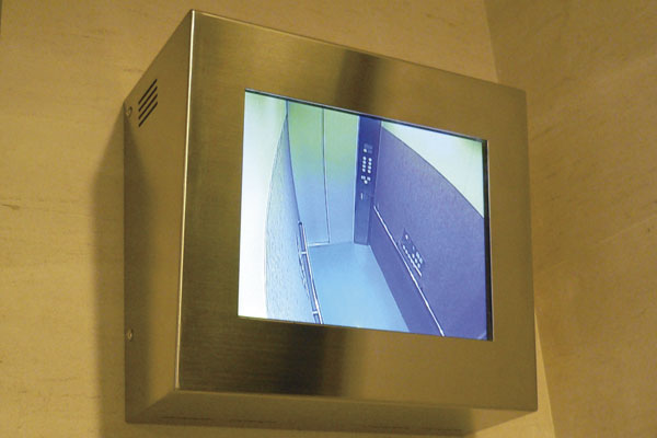 Security.  [Elevator of the crime prevention measures] In order to prevent the risk from behind closed doors of, Installing a security window from the outside look is in the elevator (except for the first floor). Also, The first floor of the elevator hall has been installed to monitor security cameras of the video in the elevator can be confirmed (same specifications)