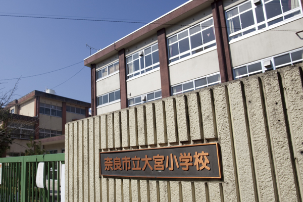Surrounding environment. Even in the lower grades of the children can attend school without difficulty, "City Omiya Elementary School". Classroom visitations is happy (about 630m)