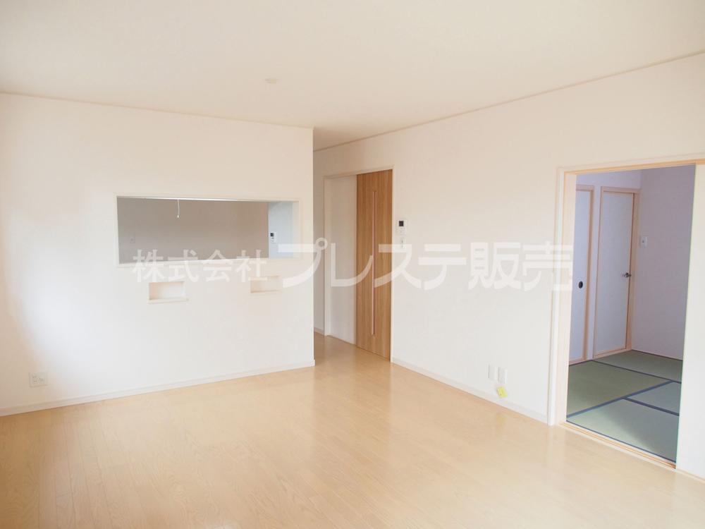 Living. Local photos (living) Because it is a living room facing the south side of the spacious garden, Good per yang