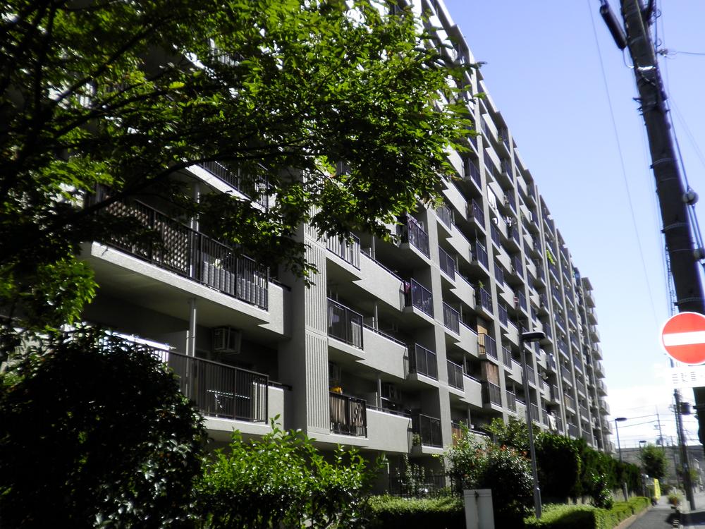 Local appearance photo. A lot of green large-scale apartment