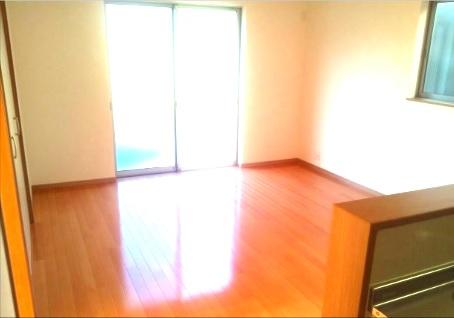 Living. Convenient back door is located in the kitchen next to be at the time of the daily shopping and garbage disposal
