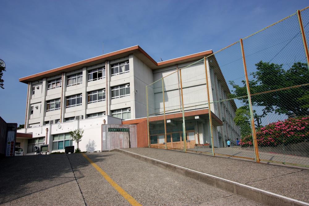 Junior high school. 1369m until the Nara Municipal Tomio Minami Junior High School