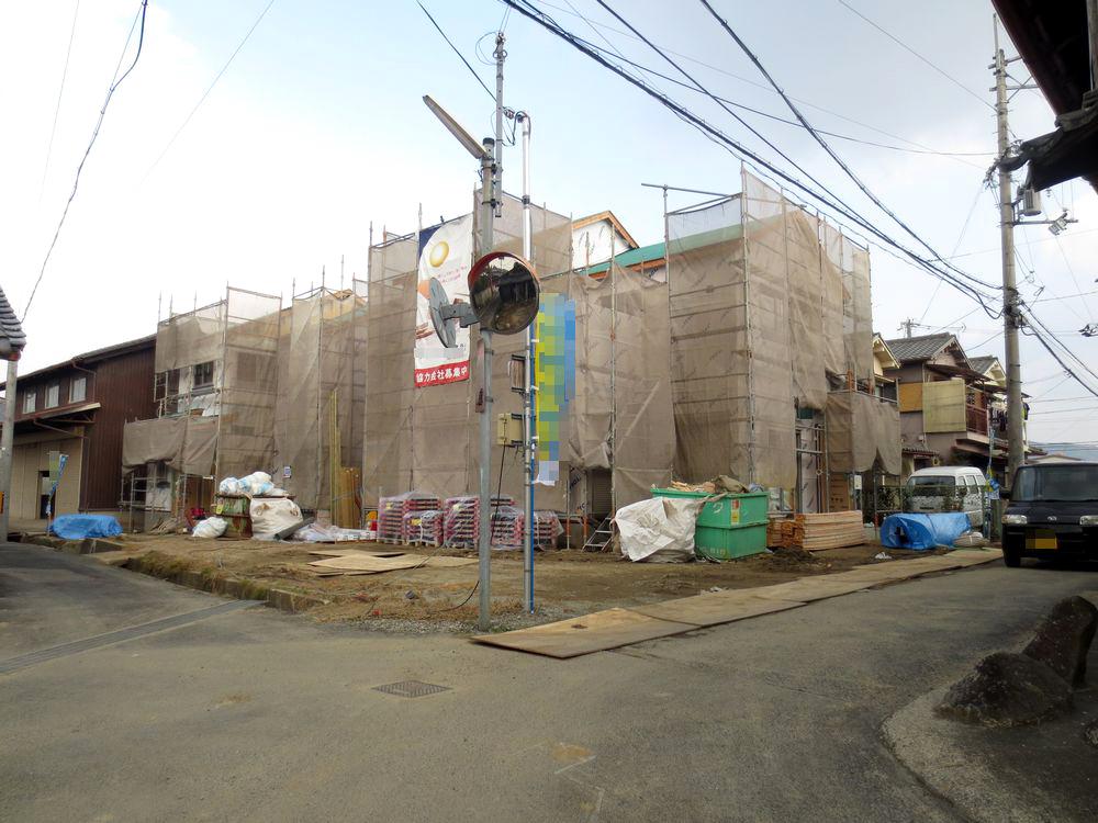 Local photos, including front road.  ■ A 5-minute walk to the junior high school ■ 