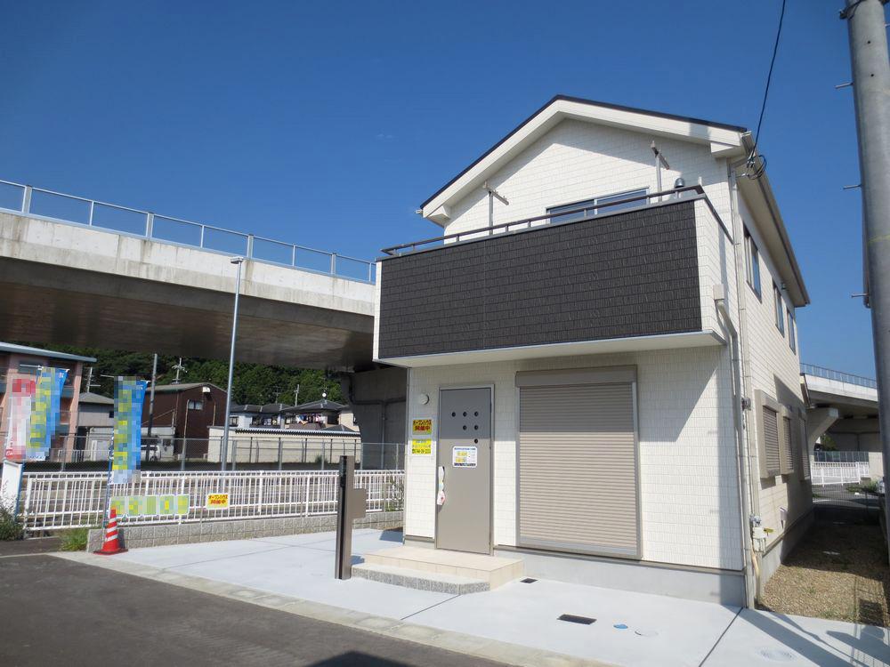 Local appearance photo.  ■ 1 Building Appearance: northwest corner lot ■ 