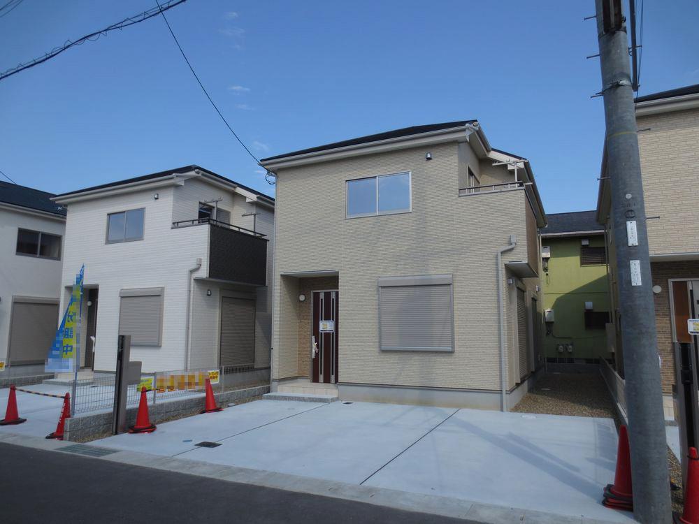 Local appearance photo.  ■ 7 Building Appearance: parking three Allowed ■ 