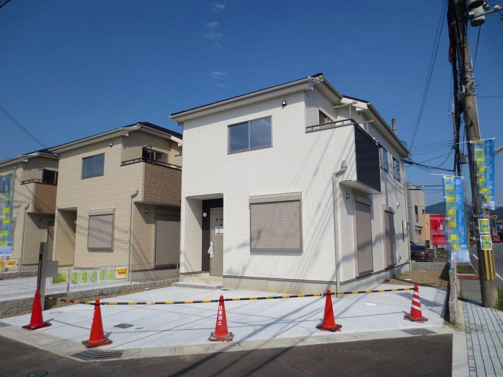 Local appearance photo. The building is already completed! If the indoor tour hope also Please feel free to contact us (9 Building appearance) ■ Exterior wall siding specification ・ Exterior construction costs included!  ■ 