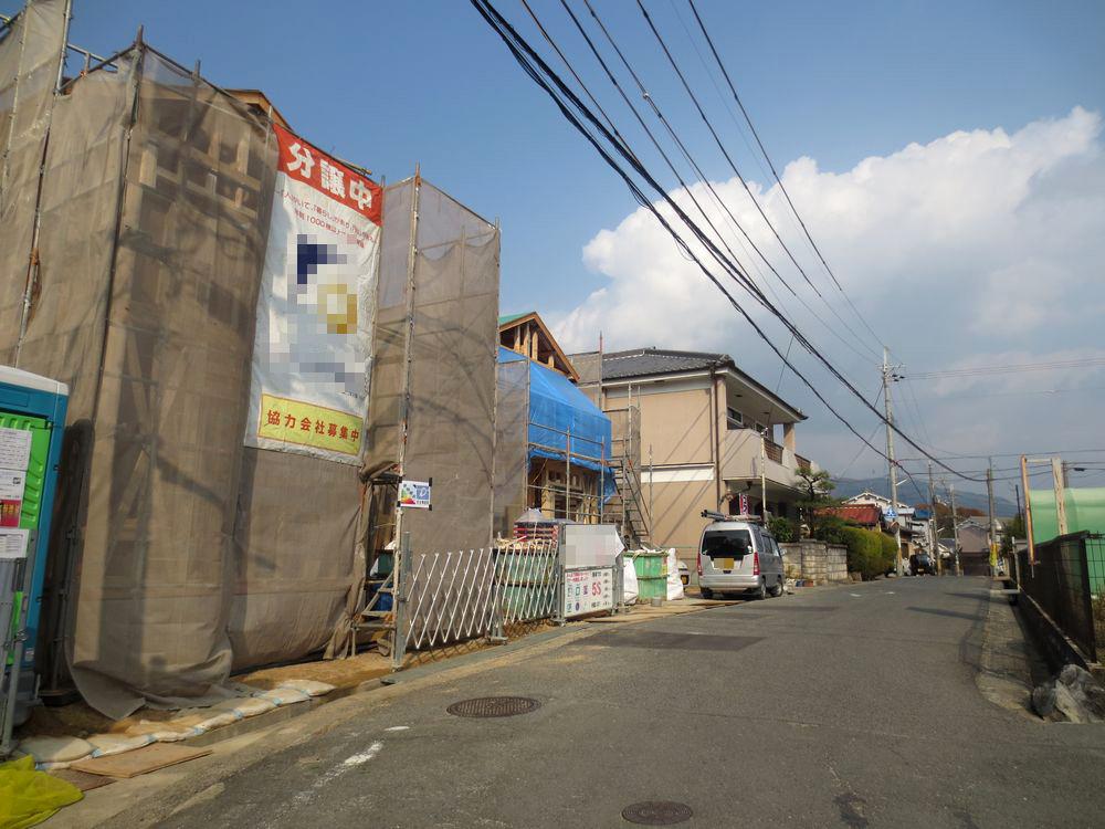 Local photos, including front road.  ■ Front road is located 5.9m ■ 