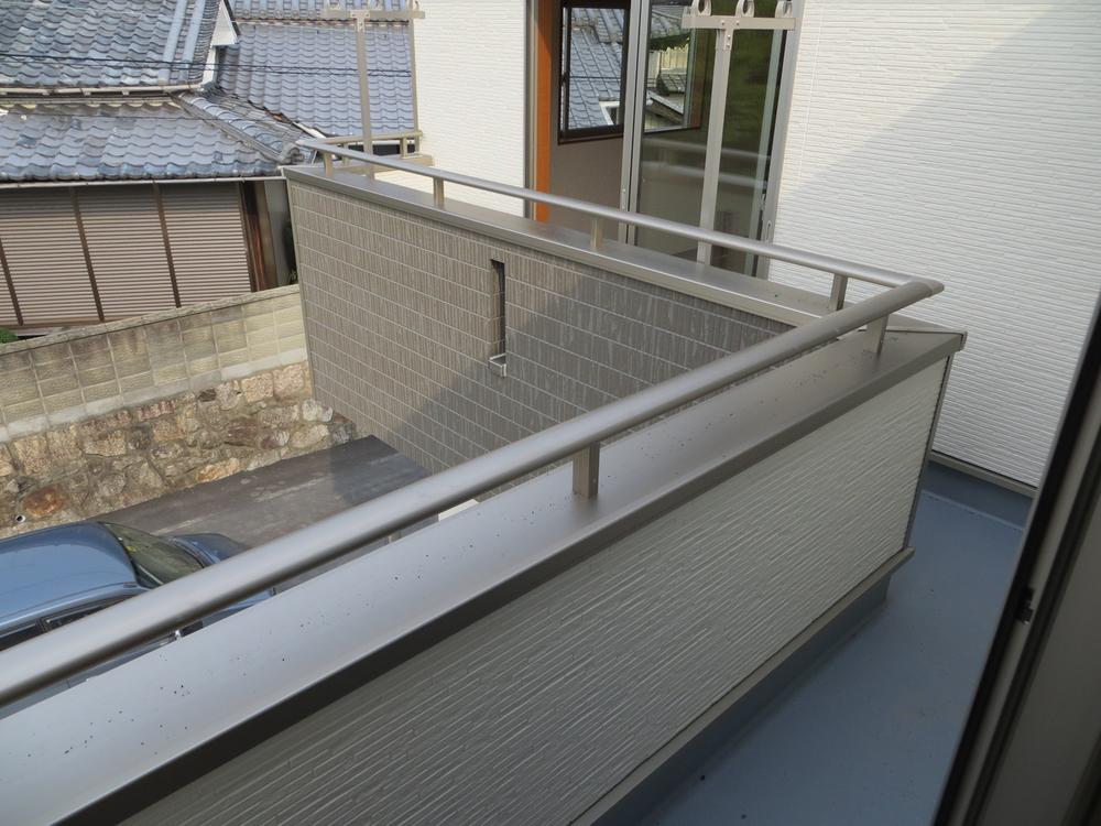 Balcony. Washing many Hoseru L-shaped balcony