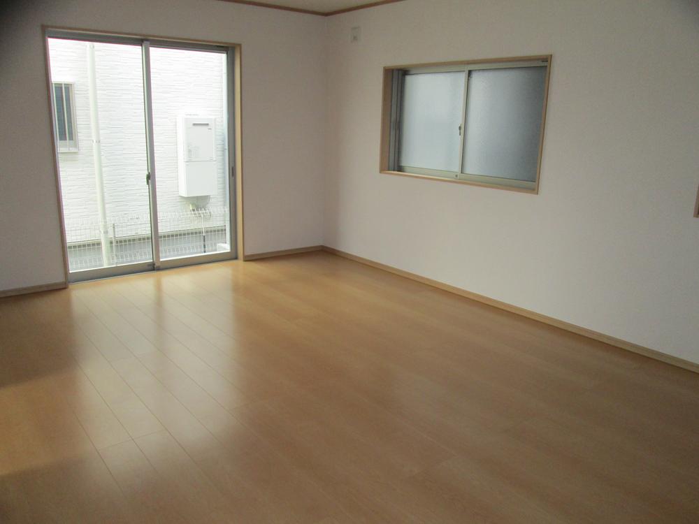 Living. A family reunion leisurely dip in the living room, which was stuck in the open feeling and daylighting