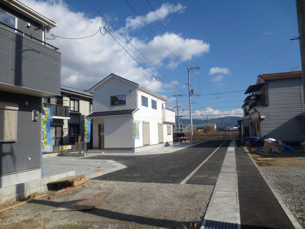Local photos, including front road.  ■ 1 ・ Building 2 is a front road ■ 