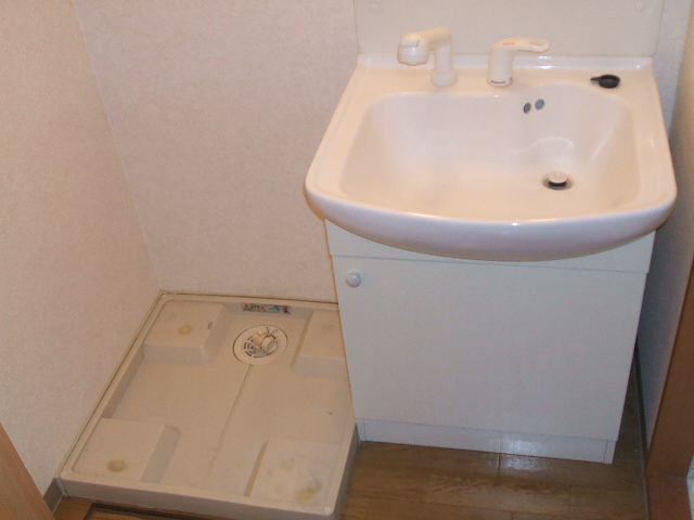 Washroom. Shampoo dresser also comes with (● ^ o ^ ●)