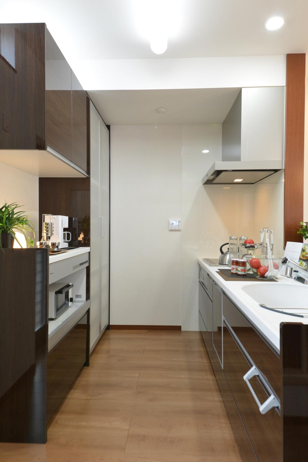 Kitchen. Excellent storage capacity of the kitchen on the back fitted with a cupboard of the same manufacturer. 