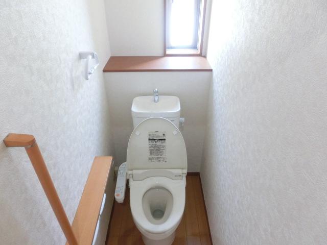 Toilet. 1F, 2F of the toilet is a warm water washing toilet seat