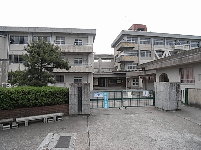 Primary school. Tenri 2440m City until the morning sum elementary school (elementary school)