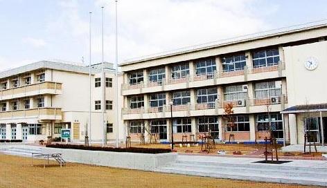 Primary school. Tenri City Idodo to elementary school 809m