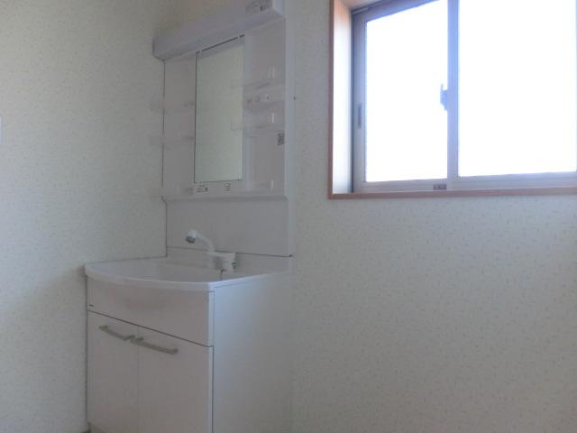 Wash basin, toilet. Hectic morning also the comfort wash room