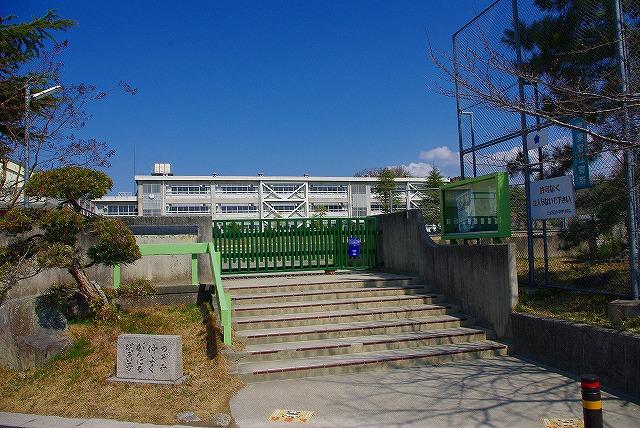 Primary school. 2299m to Tenri Tateyama side elementary school (elementary school)