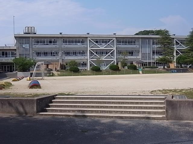 Primary school. 1049m to Tenri Tateyama side elementary school (elementary school)