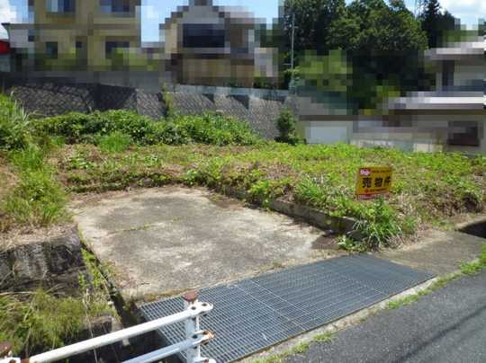 Local land photo. ◇ it is selling land in a quiet residential area.