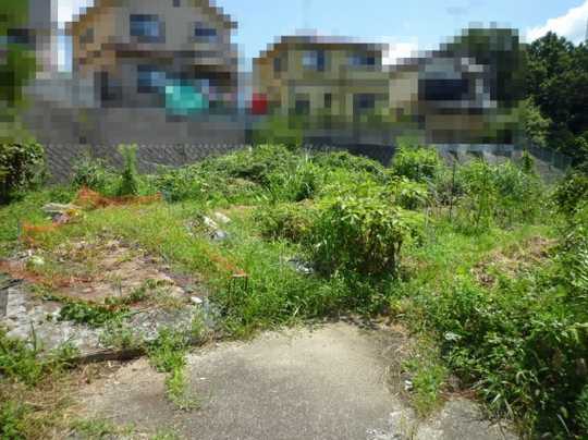 Local land photo. ◇ it is selling land in a quiet residential area.