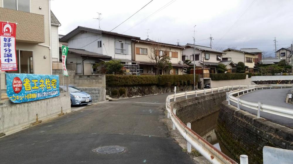 Local photos, including front road. Is quiet because the little street of car