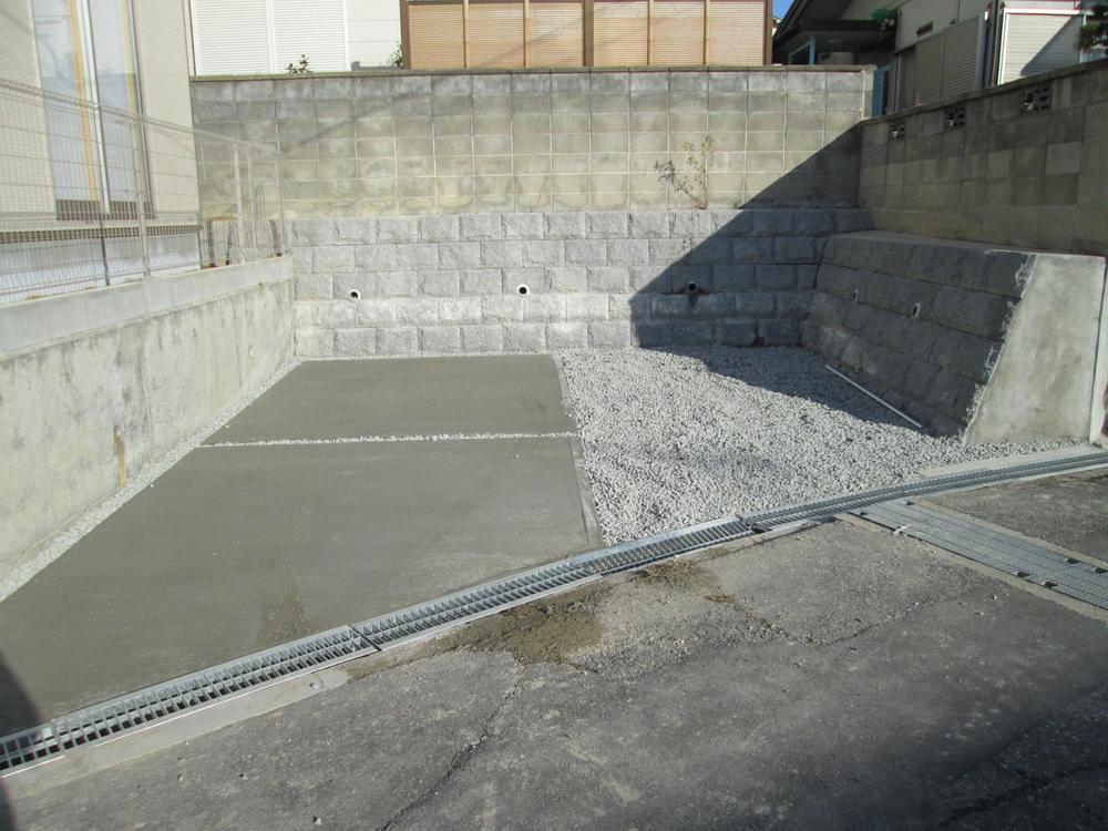 Parking lot. Parking 2 units can be