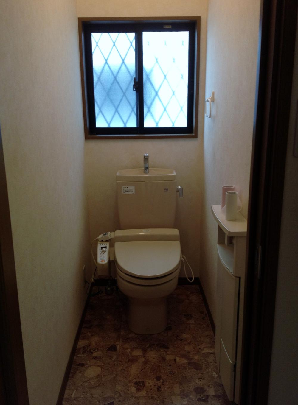 Toilet. 1F toilet!