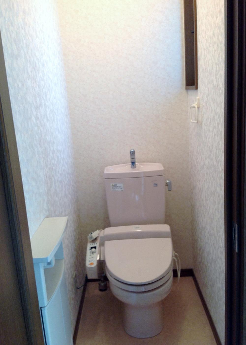 Toilet. 2F toilet!