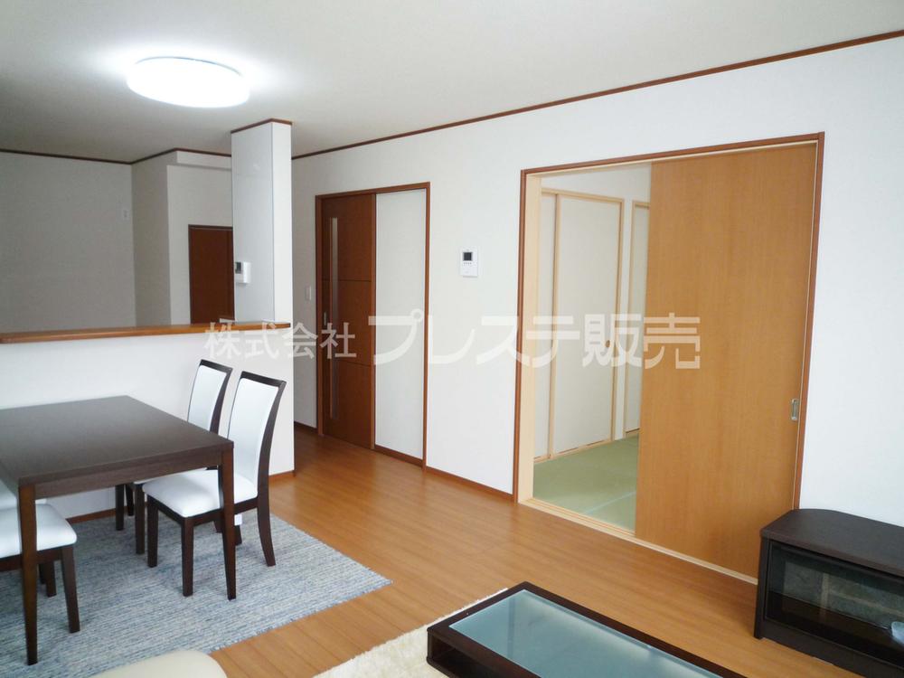 Same specifications photos (living). Because it is a living room facing south, Good per yang