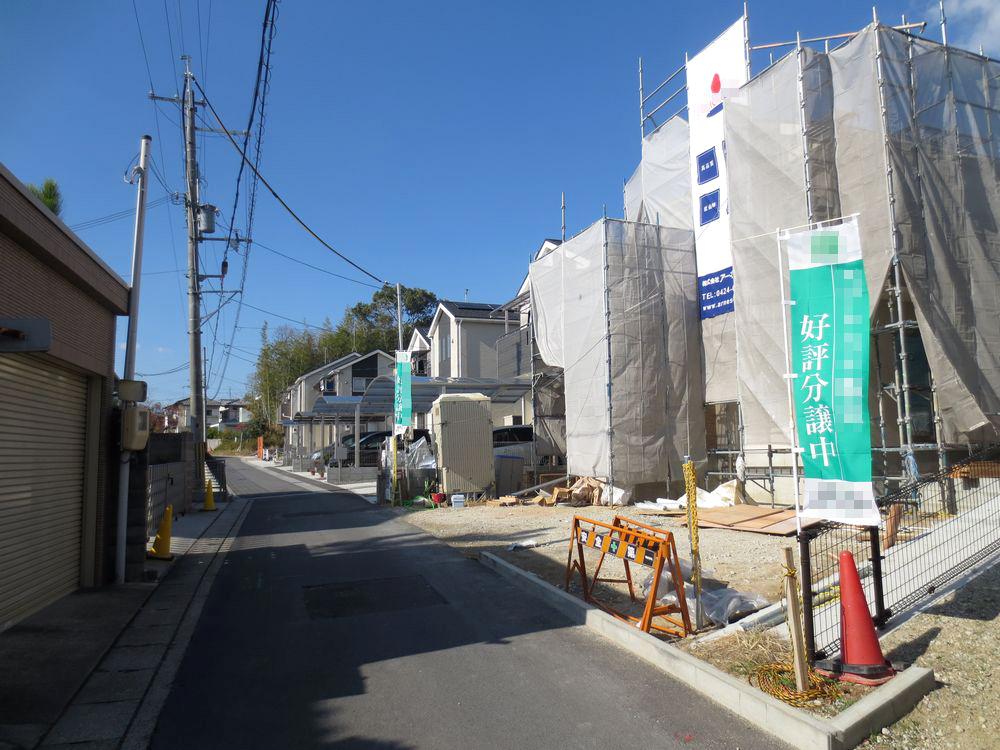 Local photos, including front road.  ■ It is a 10-minute and within walking distance to the station ■ 