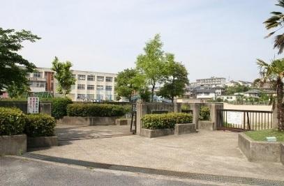 Primary school. Yamatokoriyama Tatsugun Shanxi to elementary school 1072m