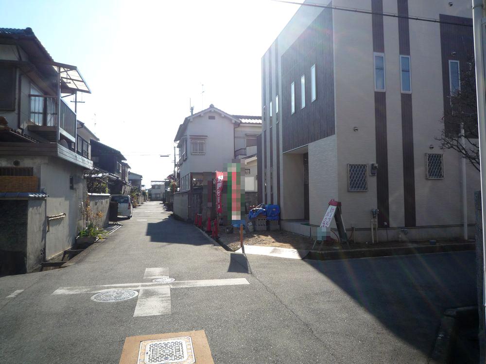 Local photos, including front road.  ■ There is scarcity value in the northeast corner lot!  ■ 