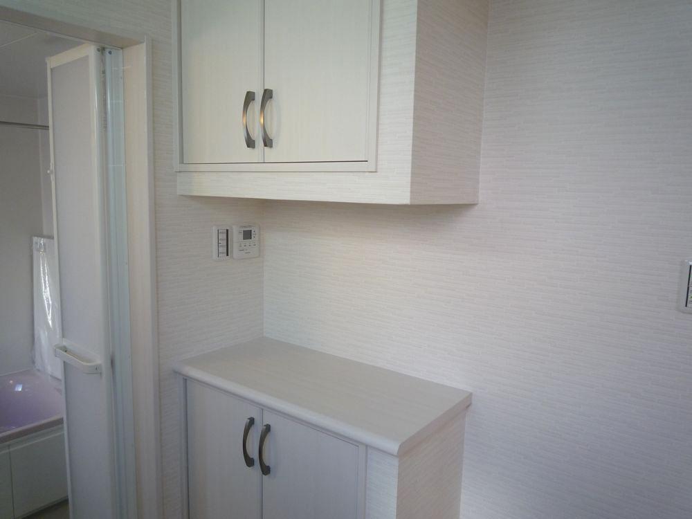 Wash basin, toilet.  ■ There is also a storage space in the washroom!  ■ 