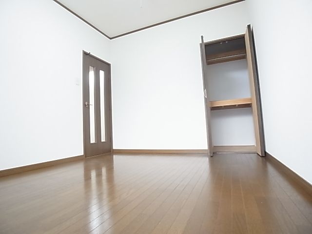 Other room space. Independent Western-style is also equipped with storage probably perfect for the bedroom ☆