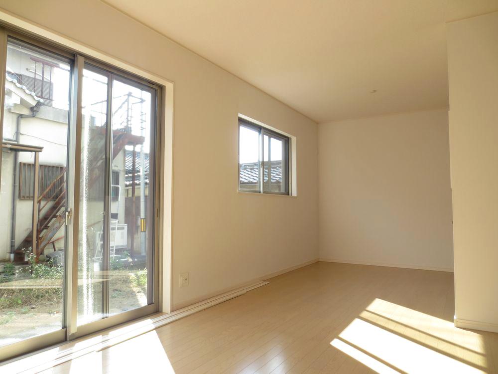 Living.  ■ Do not worry about condensation in the LOW-E pair glass use ■ 