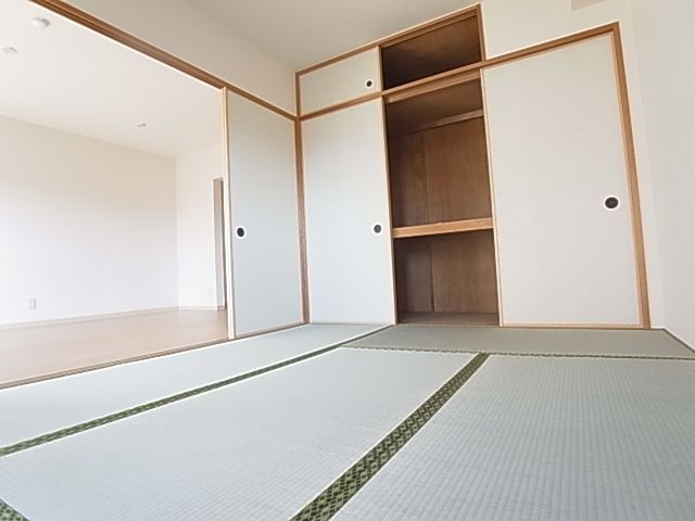 Other room space. It is also equipped with storage pat on the Japanese-style room