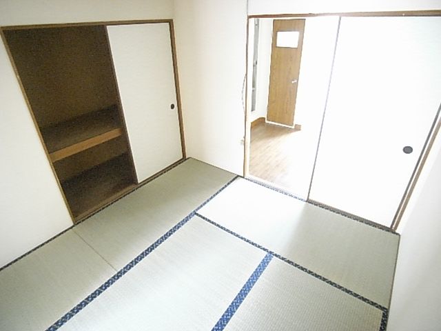 Other room space. It is shiny even in pre-exchange Japanese-style room ☆ Probably feels good
