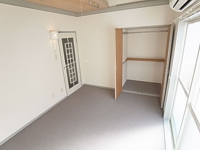 Other room space. Also there pat large closet Yoo ~ !(^^)!
