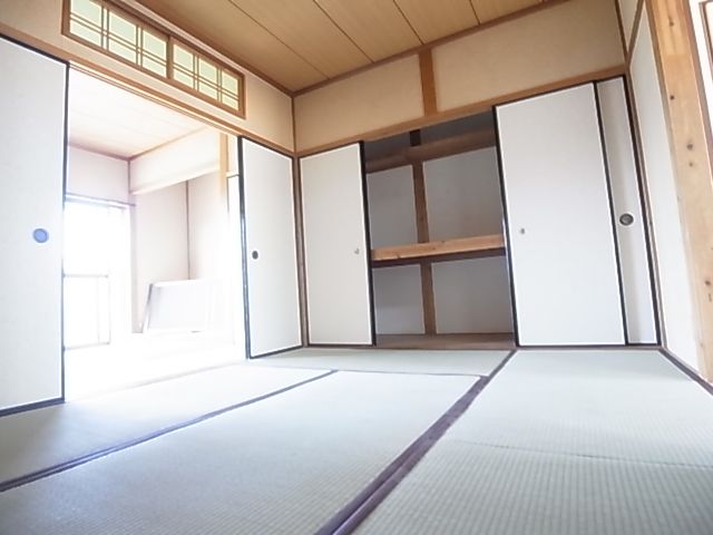 Other room space. It is also perfectly equipped closet in Japanese-style room