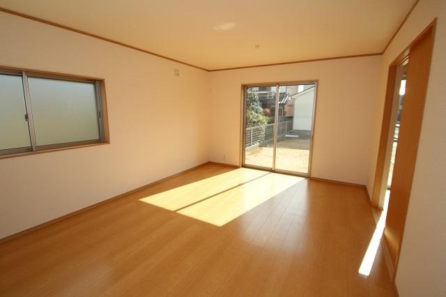 Living. Local (11 May 2013) Shooting