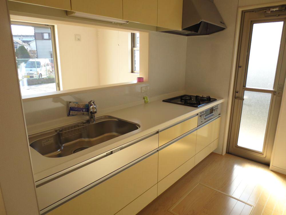 Kitchen.  ■ Quiet sink, System kitchen of artificial marble top plate is equipped with water purification function ■ 