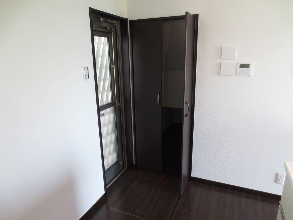 Model house photo.  ■ There are convenient storage and back door to the kitchen space (kitchen) ■ 