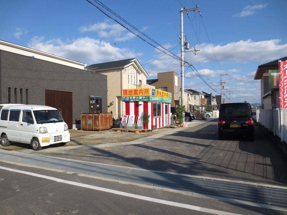 Local photos, including front road.  ■ Located on the front road width spacious than 6m, Parking is also easy to ■ 