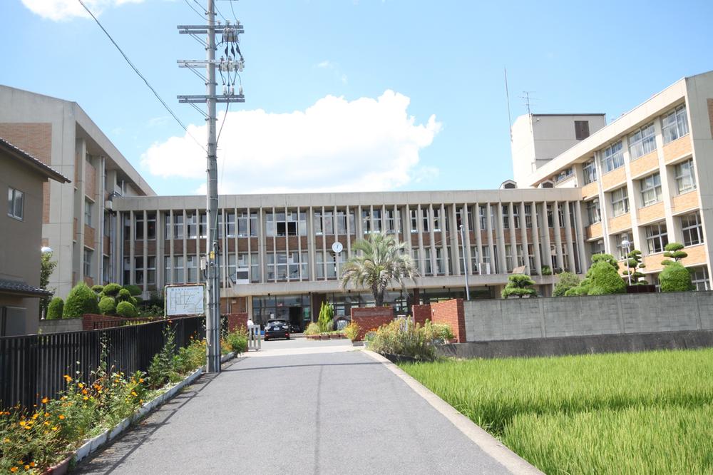 Junior high school. Yamatotakada to municipal Takada West Junior High School 1268m