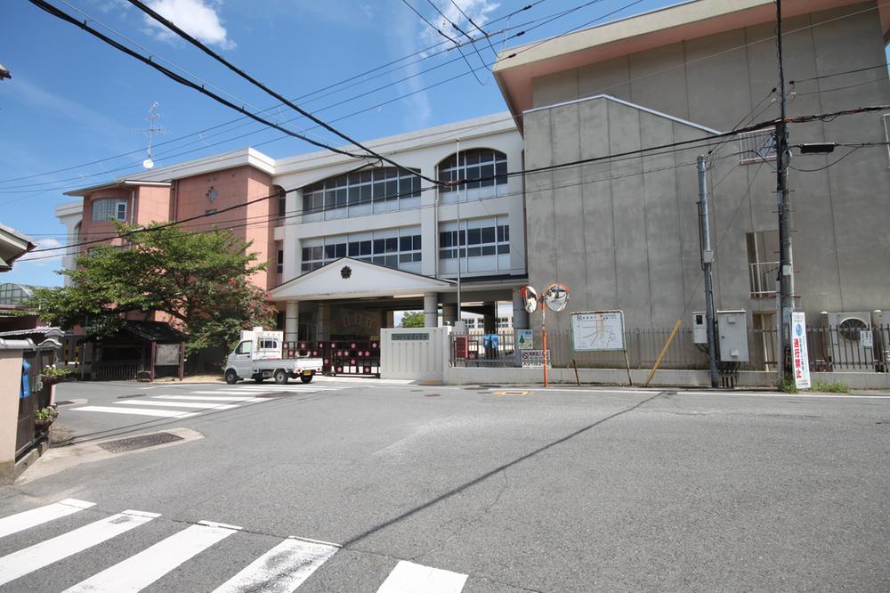 Primary school. 1097m until yamatotakada Tatsuiwa Gardens Elementary School