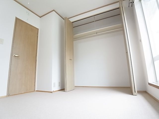 Other room space. Large closet is attractive rooms ~