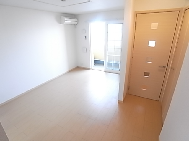 Living and room. Bright living room ☆ Probably clean flooring (^^